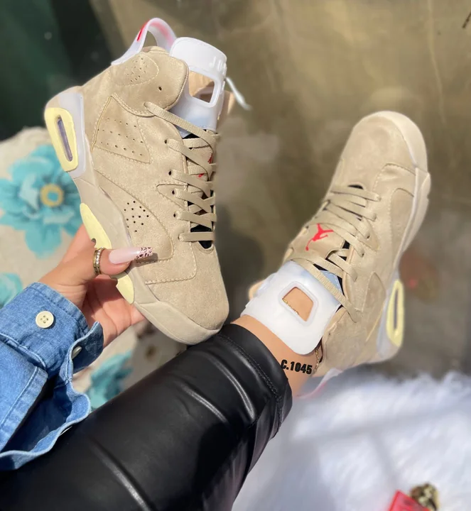 Zapatillas deportivas beige y blancas