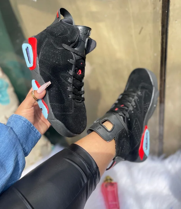 Zapatillas deportivas negras con detalles rojos