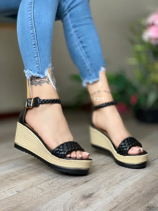Sandalia negra de plataforma modelo 1201